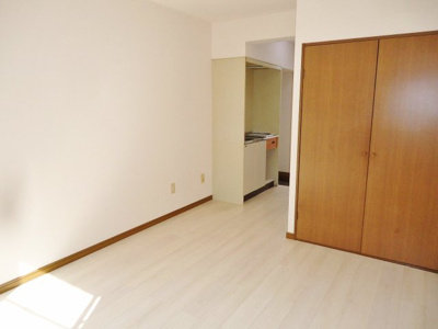 【居間・リビング】 | 六番館 | こちらの居間で趣味の時間をお楽しみください