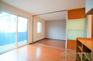 【内装】 | ＬＤＫ１０.３帖と洋室５帖（同仕様写真）