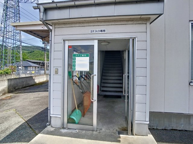 山形ZAOインター前ビルのエントランス|２F事務所入口