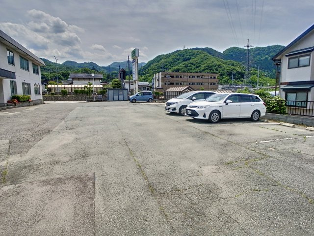 山形ZAOインター前ビルの駐車場