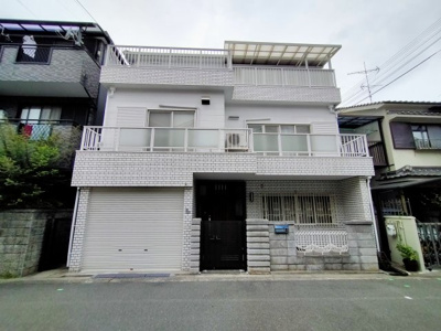 【外観】 | 鶴見区安田１丁目中古戸建 | ☆ハイルーフ２台駐車可能な電動シャッターガレージ
☆１階フリースペース部分は事務所としても使用可能♪
☆2021年5月にキッチン・風呂。洗面台入替済♪