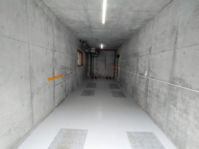 【駐車場】 | 鶴見区安田１丁目中古戸建 | シャッターガレージ：広々２台分のスペースです。