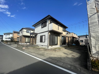 【前面道路含む現地写真】 | 金古町　中古戸建て | ■前面道路が広く、駐車も楽々！