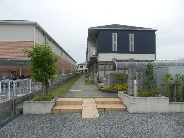 MAST COURT ひこねの外観|駐輪場の手前に各お部屋の物置（ストッカー）も付いています！
