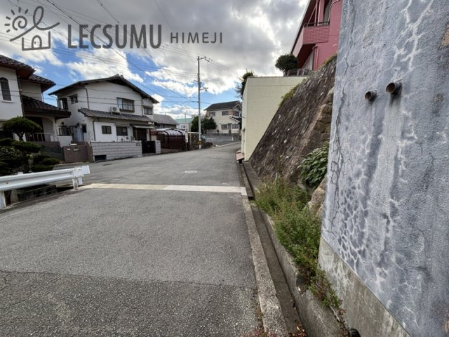 姫路市梅ケ谷町／売土地の前面道路含む現地写真