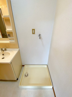 【展望】 | 洗面所内、独立洗面台横にある室内洗濯機置き場です♪防水パンが付いているので万が一の漏水にも安心です！