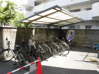 【その他共用部分】 | 菅原大発マンション | 敷地内の屋根付きの駐輪場です