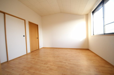 【居間・リビング】 | ベルシオン桜町B | ※前回募集時の写真です