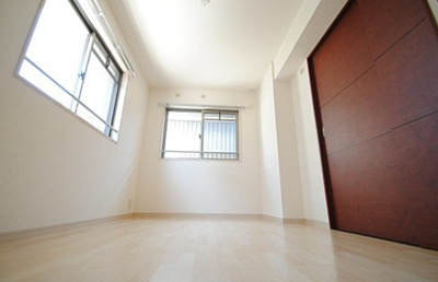 【寝室】 | ラフィーネ | 広くて明るい寝室