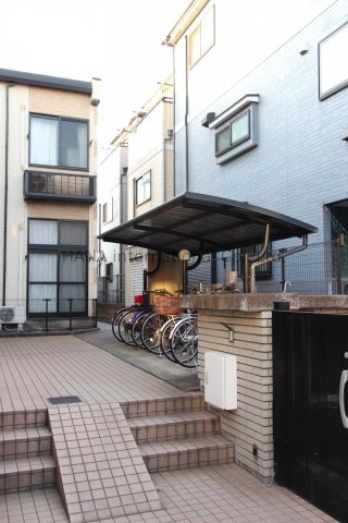 レオパレスＣＡＬＭＳＰＲＩＮＧのエントランス