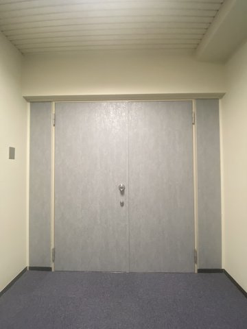 ７山京ビルの玄関