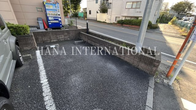 レオパレス狭山ヶ丘の駐車場