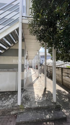 レオパレスグリーンコーポ多摩のエントランス