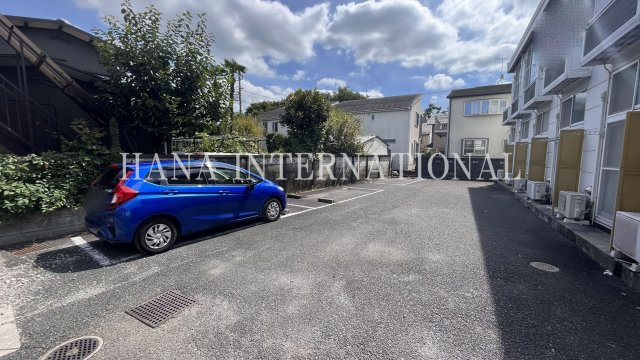 レオパレスグリーンコーポ多摩の駐車場