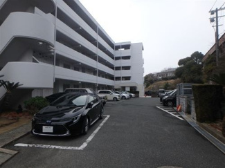 【外観】 | 名島駅までは徒歩19分。徒歩9分のバス停からバスもあります☆彡
徒歩圏内にスーパーやドラッグストアがあって毎日のお買い物も便利です