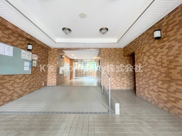 海老名市上今泉6丁目　ライオンズマンションかしわ台　401号室のエントランス|スロープ付き