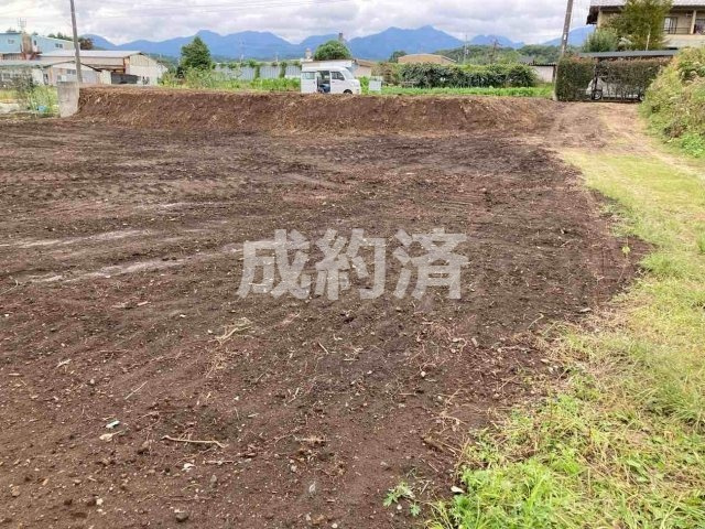 高崎市箕郷町矢原売地の外観|南東角より道路に向かって撮影。道路レベルより低いため、少々見上げる形になります。