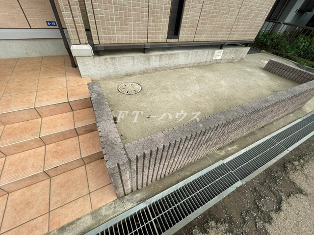 千葉市花見川区幕張本郷１丁目のアパートの庭