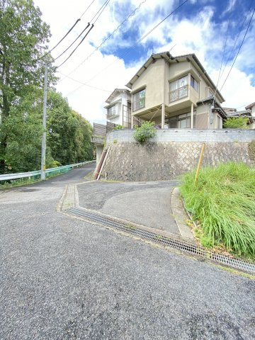 中古戸建　高取北4丁目の前面道路含む現地写真