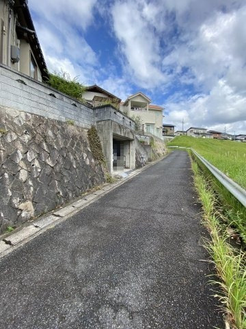 中古戸建　高取北4丁目の前面道路含む現地写真