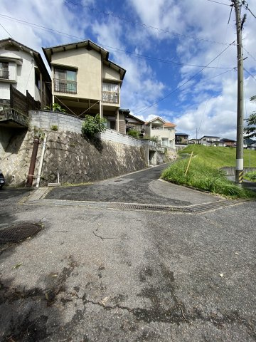 中古戸建　高取北4丁目の前面道路含む現地写真