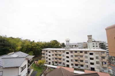 【展望】 | ライオンズヒルズ皆賀（リノベ済） | 【四季を感じる】
四季の移ろい・爽やかな青空や風を感じられ
自然を愉しめるパノラマビュー。
毎日の暮らしに余裕を感じさせてくれる、
遮る物の無い開放的な眺望を是非、ご堪能ください。