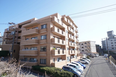 【外観】 | ライオンズヒルズ皆賀（リノベ済） | 【耐震性】
耐震性の高さを判断するポイントは、
建築確認申請日が1981年6月1日以降の
新耐震基準に適合しているかどうか。
震度６程度の大地震でも
建物が崩壊しないレベルが基準になりました。