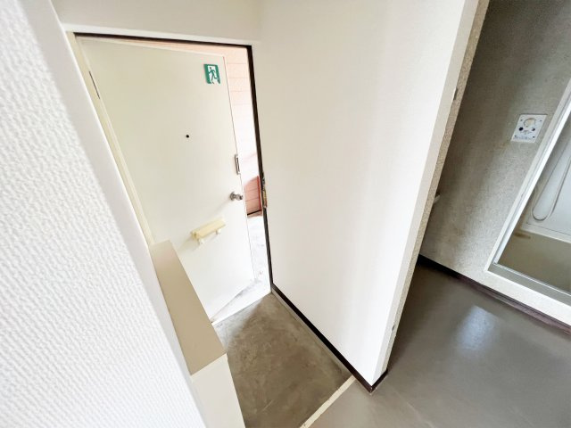 岩田ハイツB棟の玄関