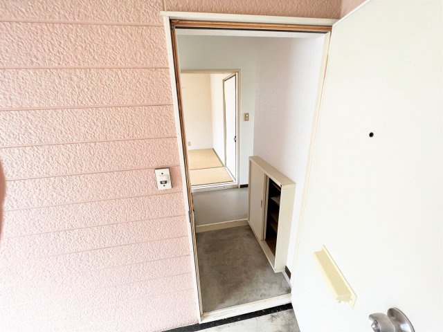 岩田ハイツB棟の玄関