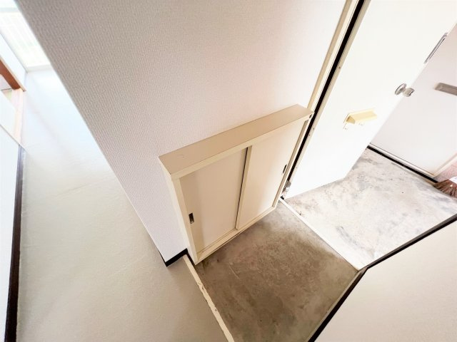 岩田ハイツB棟の玄関