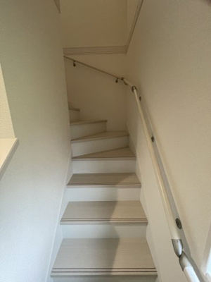 【その他共用部分】 | 大津市下阪本1丁目14　新築分譲 | 2階への移動の階段には安心の手すり付きです♪