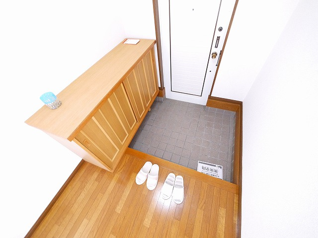 レイクビレッジ好村Bの玄関|明るい玄関です