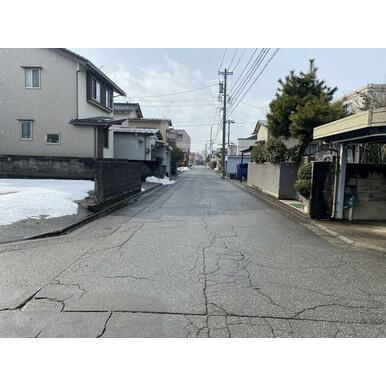 福井市菅谷2丁目　土地の前面道路含む現地写真