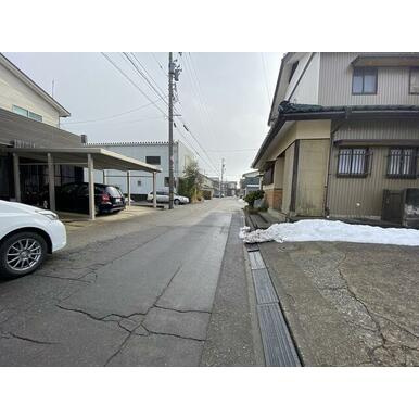 福井市菅谷2丁目　土地の前面道路含む現地写真