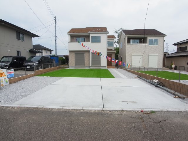 新築　北群馬郡吉岡町下野田Ⅰ期　Heartful　Town　1号棟の駐車場|現地写真　駐車スペースは建物南側に並列3台分可能です！
