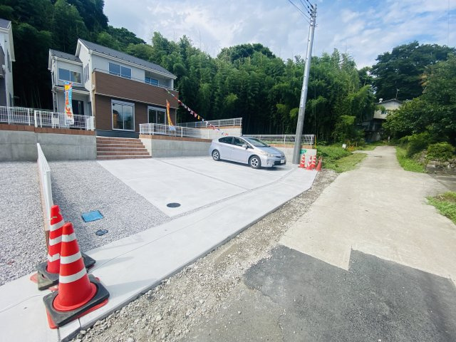 新築　渋川市北橘町第3　Livele Garden.S　2号棟の駐車場|現地写真　 駐車スペース広々！建物南側に並列で３台置けます♪					
