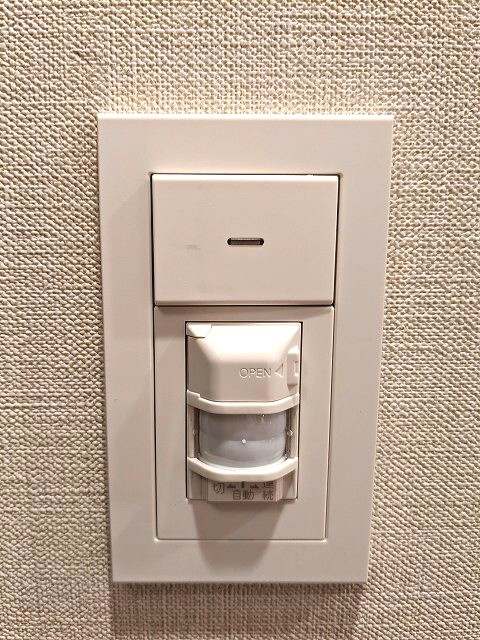 J.リヴィエール上野入谷フロントの設備|人感センサー付き玄関ライトです