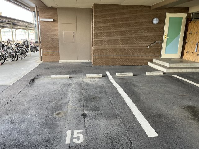 信開ベルシー日光の駐車場|車をお持ちの方に嬉しい屋根付き駐車場付きの物件です