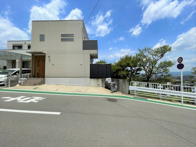 【売土地】乙訓郡大山崎町円明寺西法寺（建築条件なし）の周辺|前面道路は7メートル超えでスッキリ