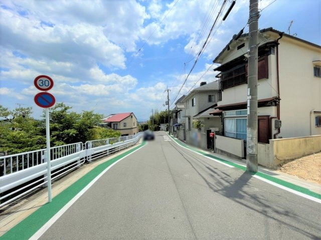 【売土地】乙訓郡大山崎町円明寺西法寺（建築条件なし）の前面道路含む現地写真|前面道路7メートル超えでスッキリ