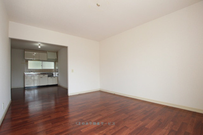 【居間・リビング】 | フレグランス石井A棟 | こちらのリビングで趣味の時間をお楽しみください