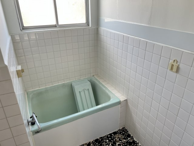 【浴室】 | 長谷部住宅 | シャワーありません。窓付きの浴室