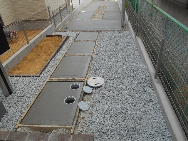 寝屋川市池田3丁目2号地　の前面道路含む現地写真