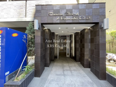 【エントランス】 | ジュネーゼグラン本町East | ダークカラーで落ち着いたエントランスです♪