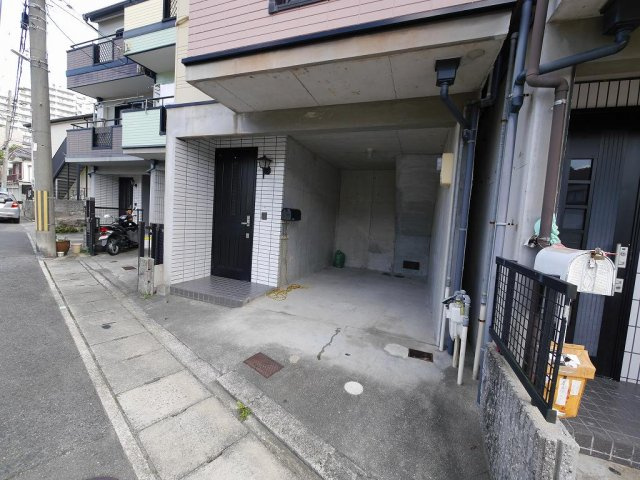 名倉町２丁目戸建の駐車場