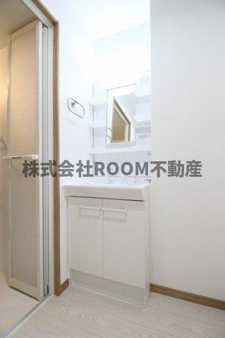 Lien12（リアンイチニ）の独立洗面台|独立洗面台、小物を置くことができて便利です