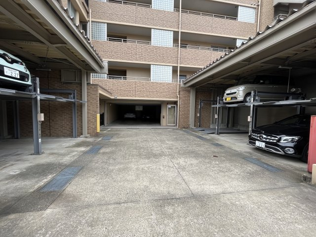 ロアール文京三丁目の駐車場