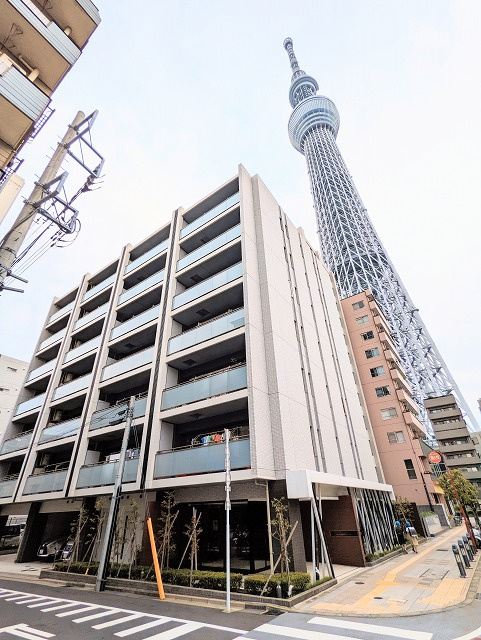 ロジュマン押上タワービュー通りの外観|タワービュー通りから見た外観。スカイツリーが映えます。