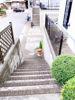 【外観】 | 木更津市清見台東　中古戸建　木更津駅
玄関までの階段もおしゃれで可愛いですね！