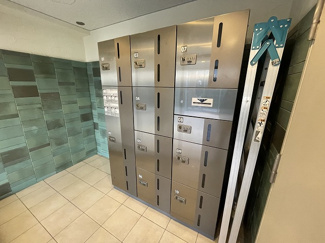 【その他共用部分】 | 共用エントランスには宅配BOXがあるので荷物の受け取りもスムーズに♪再配達の手間がかからないのが魅力♪